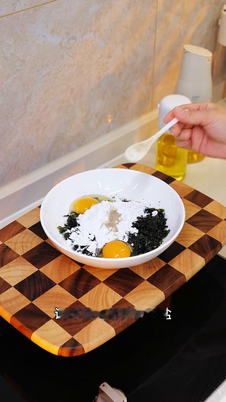 隔一段时间我就会想吃潮汕的紫菜生蚝烙。紫菜加上生蚝的组合吃起来是鲜上加鲜，非常好