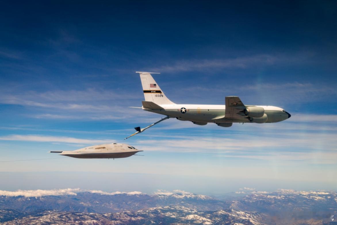 B-21战略轰炸机正进行空中加油测试，预计2027年首批部署美空军据4月19日《