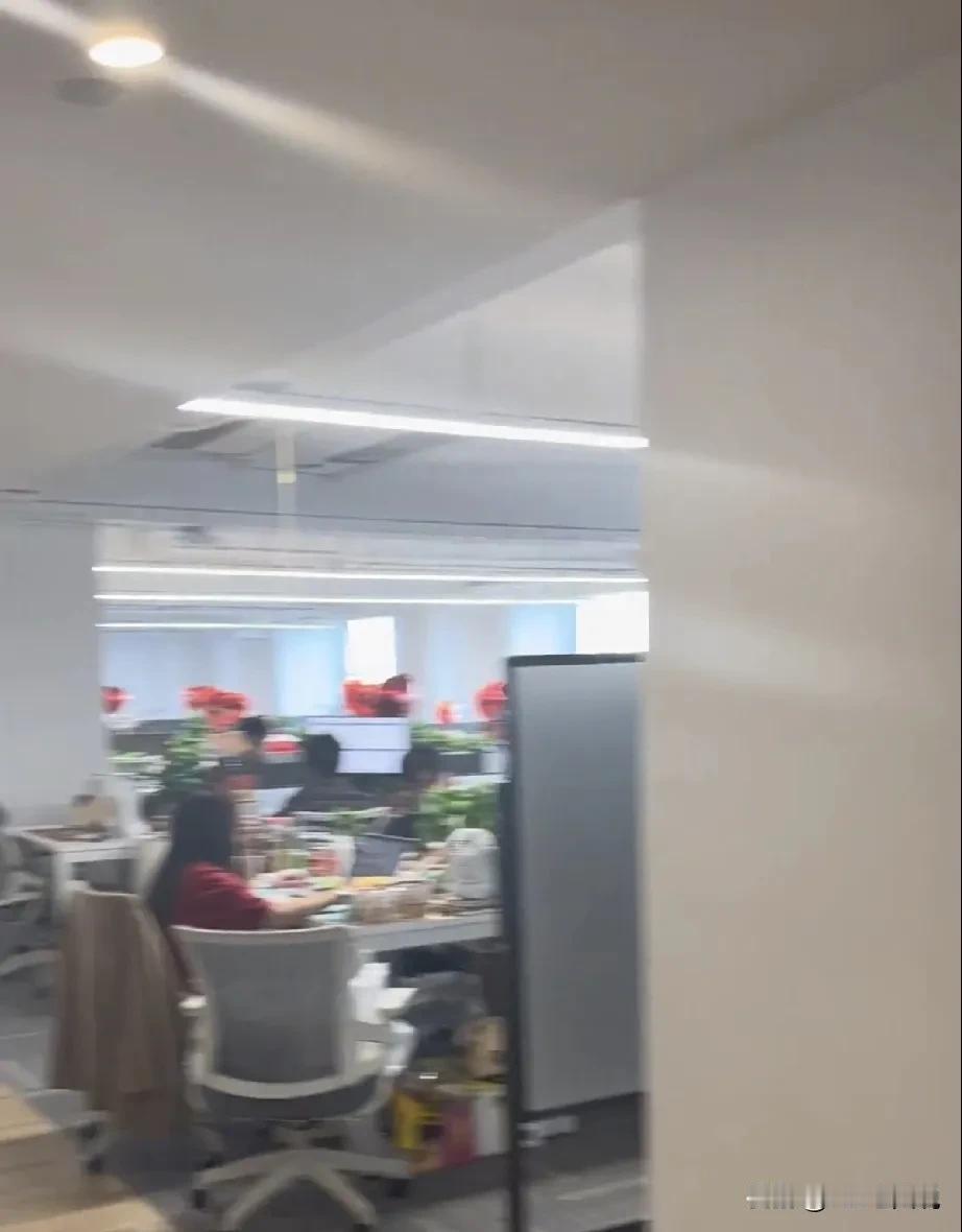 预定节后第一个工作日入职的销售今天告知因为没买到车票，询问是否可以延迟到9号入职