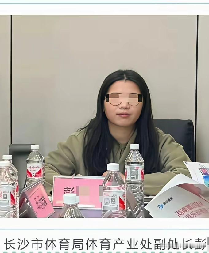 长沙女干部霸占车位事件，以停职调查收场，但留给我们的3点反思，才刚刚开始。

第