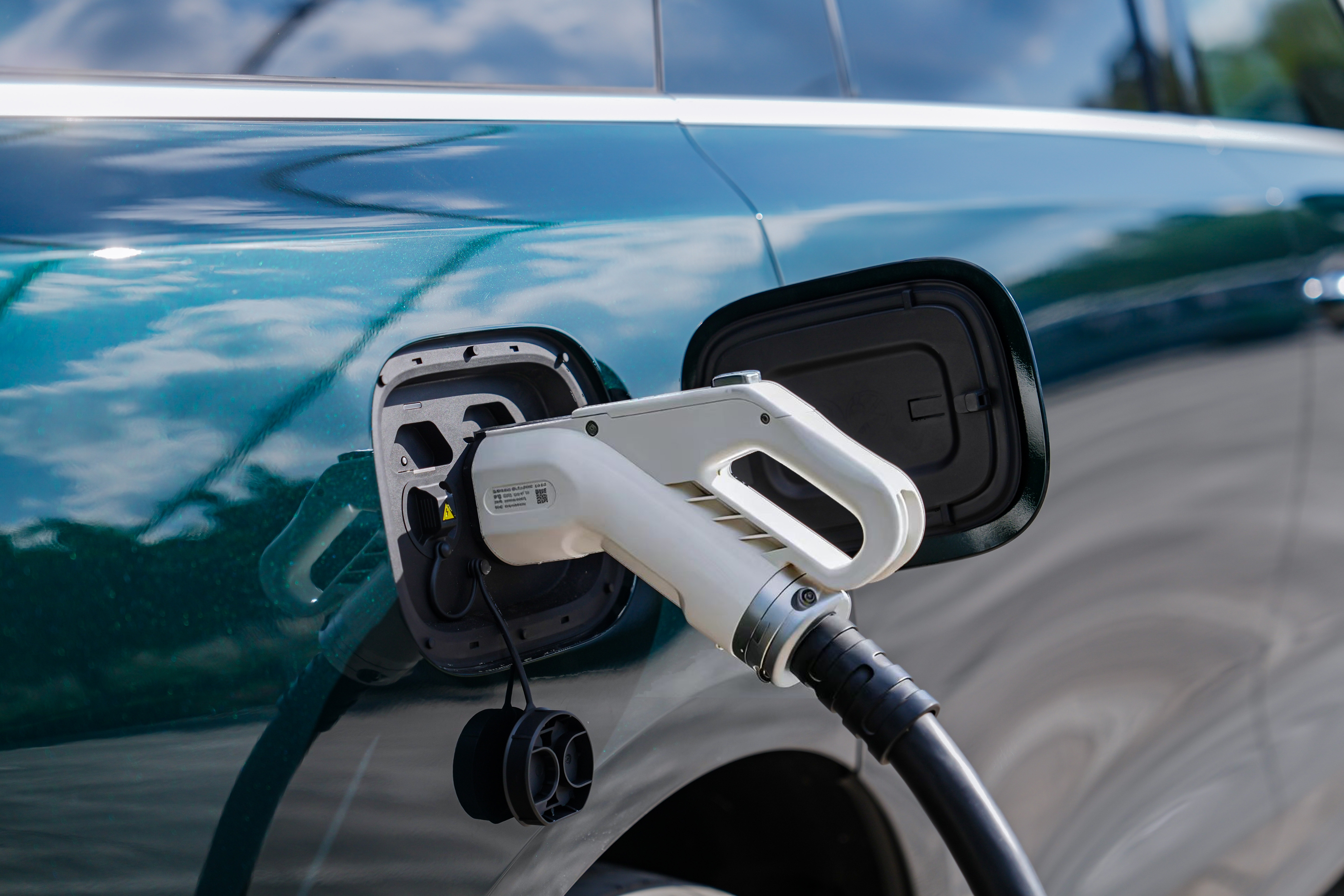 说实话，现在很多大块头新能源SUV，满电数据像是“兴奋剂”撑起来蛮劲儿，一旦馈电