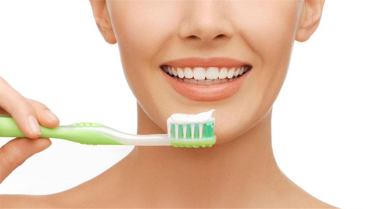 你知道刷牙时，牙膏为什么不能沾水吗？,
把牙刷沾湿，再挤上牙膏,一刷牙，马上满嘴