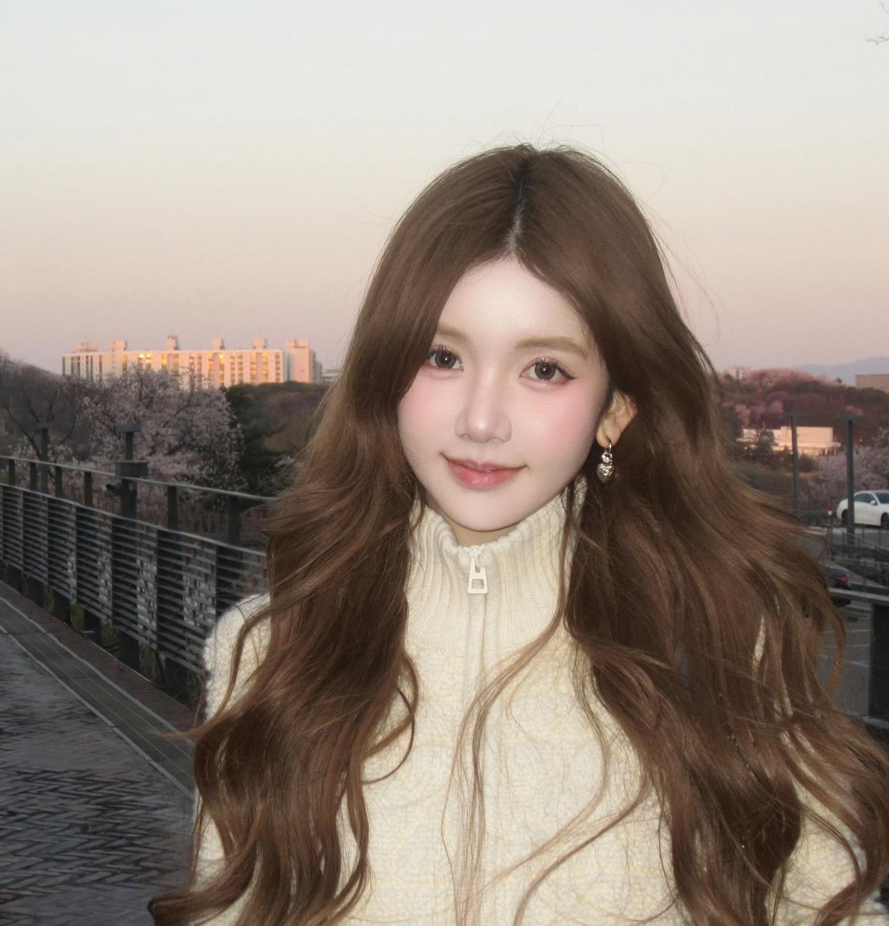 樱花漫落的黄昏，奶fufu的穿搭裹住了晚风，也裹住了独属于春日的浪漫。