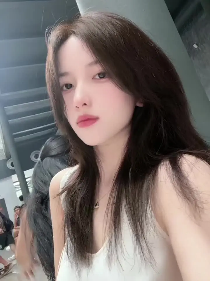 人总是喜欢反季节的东西 就像幸福后知后觉。