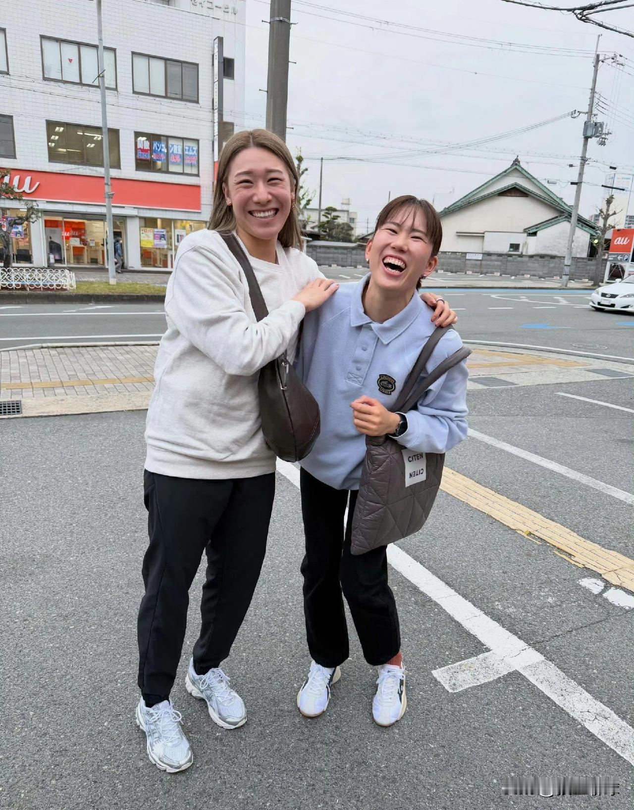 日本女排国家队队长石川真佑和林琴奈相遇，石川真佑表示：终于见到我最最最喜欢的林前