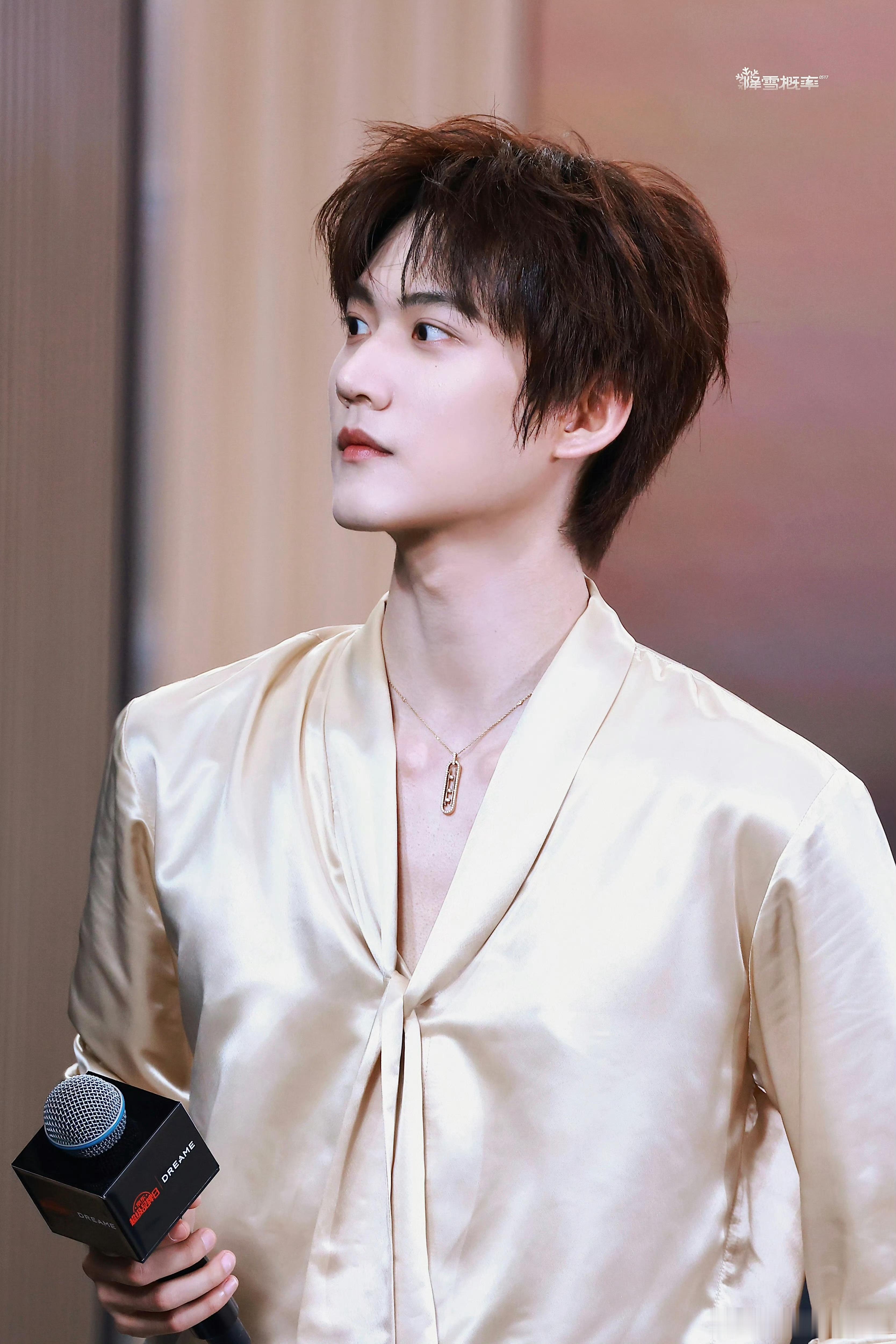 哇塞，周柯宇 这个造型好好看啊！兼具贵气和少年感