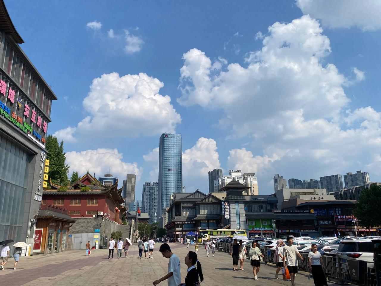 合肥今天天气好
云彩很像棉花糖
淮河路步行街的颜值都被提升了一截
如果合肥市中心