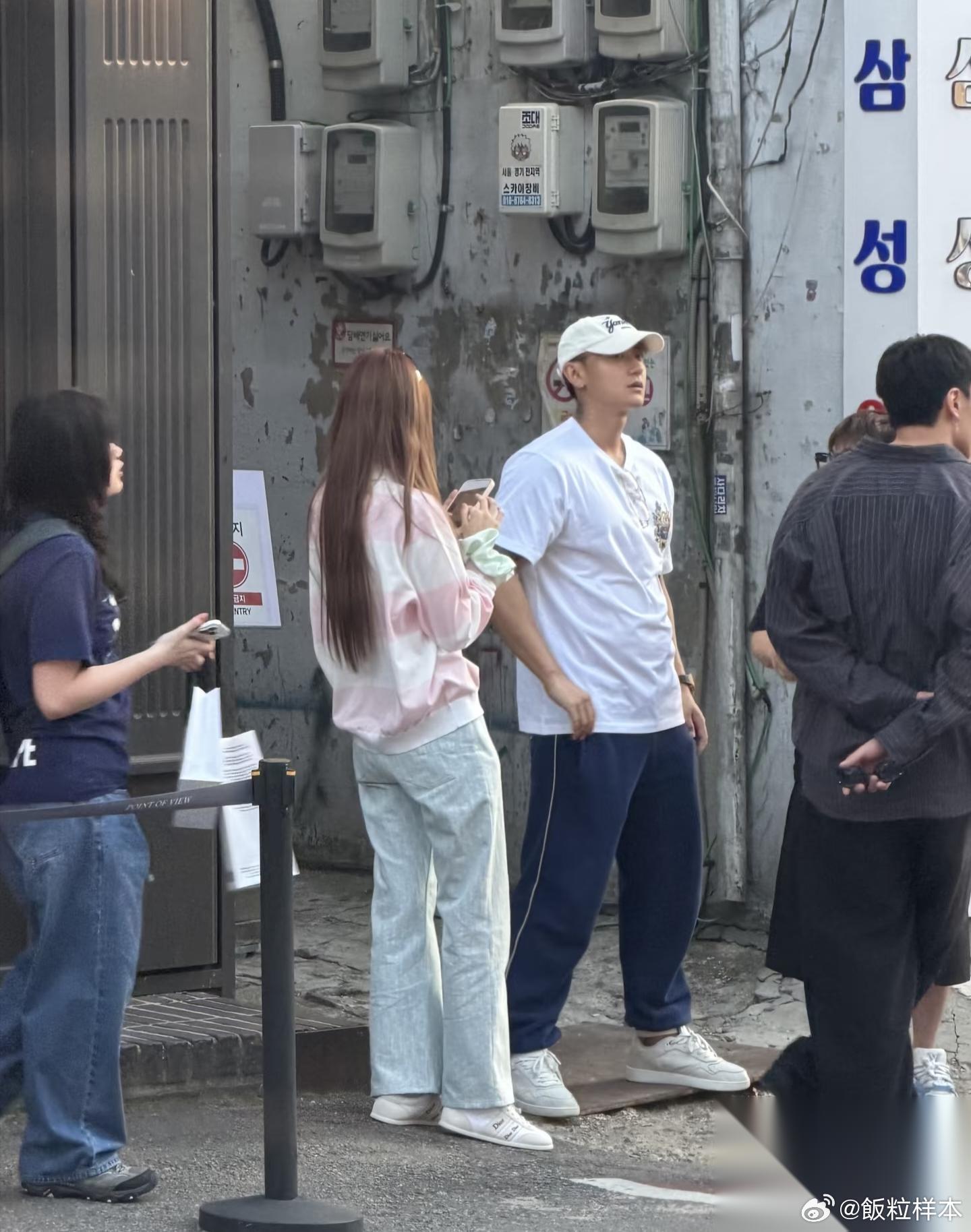 33岁黄子韬和老婆徐艺洋现身韩国圣水洞逛街购物，他的穿衣打扮时尚有型，身材又高又