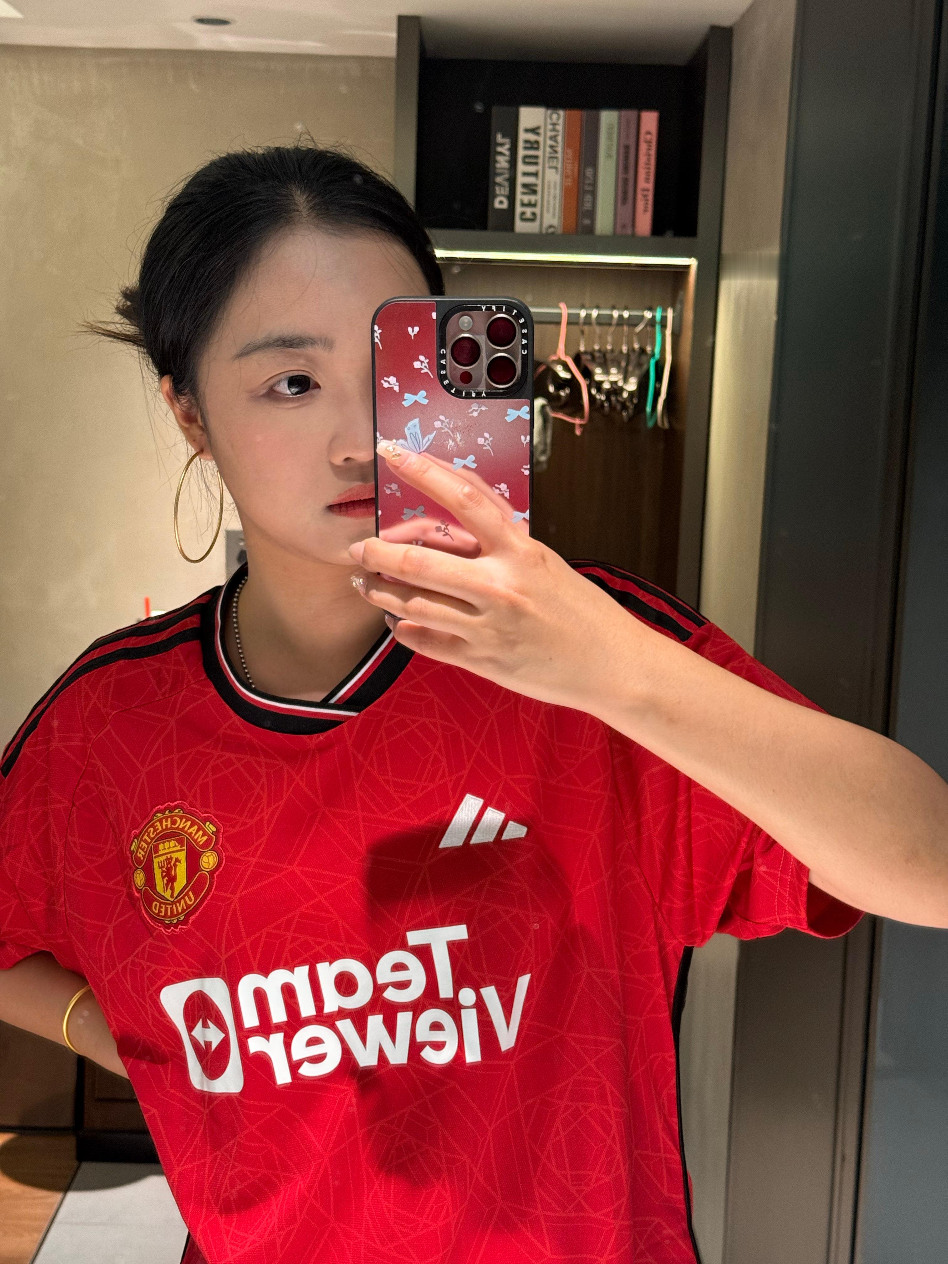姐妹们今晚去看比赛 大的好看还是小的耳环好看？  ​​​