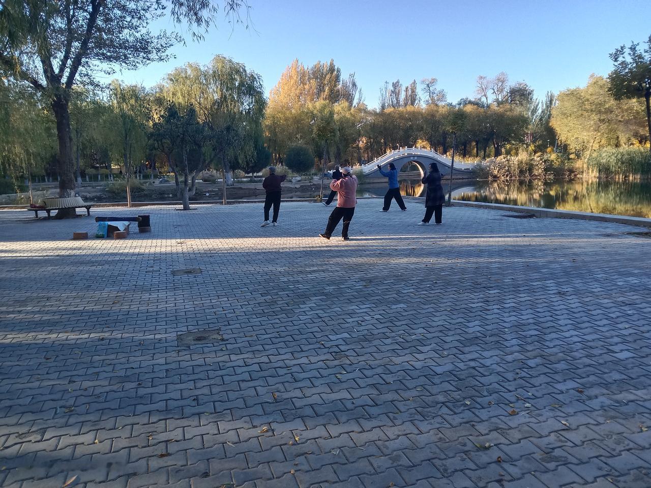 秋裤预警！被窝封印解除指南
 
国庆中秋连轴转，今早闹钟响三遍都起不来！但您可别