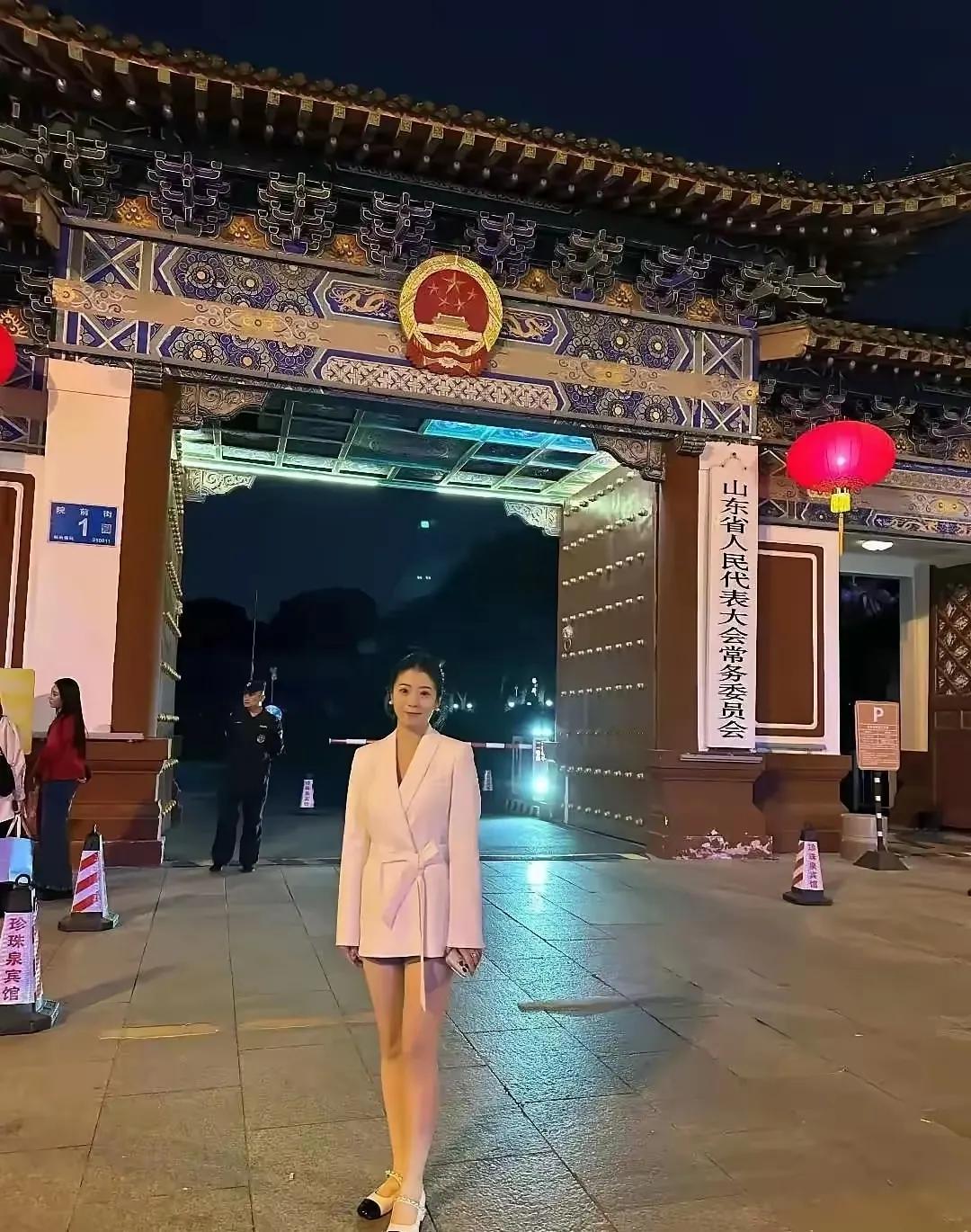 网上偶得一帧图，
图中人儿志壮图。
翘首以盼考验至，
静待部门来试吾。

望君面