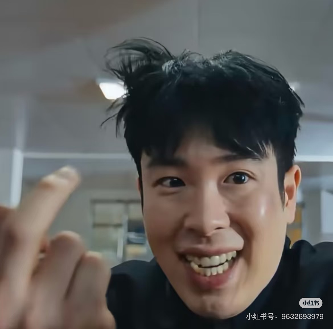 我戴过束腰特别拥挤 你能感觉到五脏六腑被挤压恶心想吐 最重要的是疼痛 没有自由 