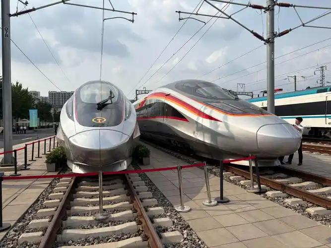 难怪高铁要大力发展，它的能耗成本令人惊讶。一列载有500人的高铁，在时速300公