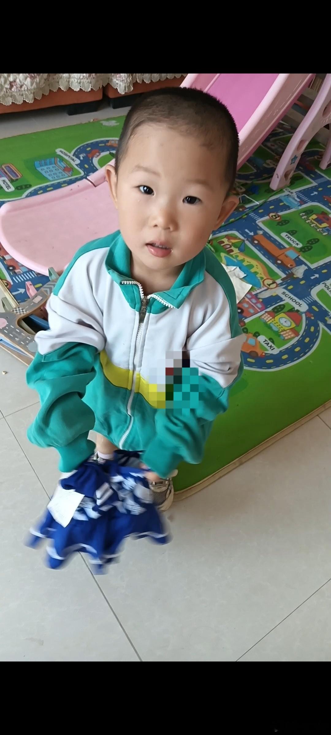 姐妹们，今天的温度32度，她从早上起来就穿着这个外套，说什么也不肯脱…… 