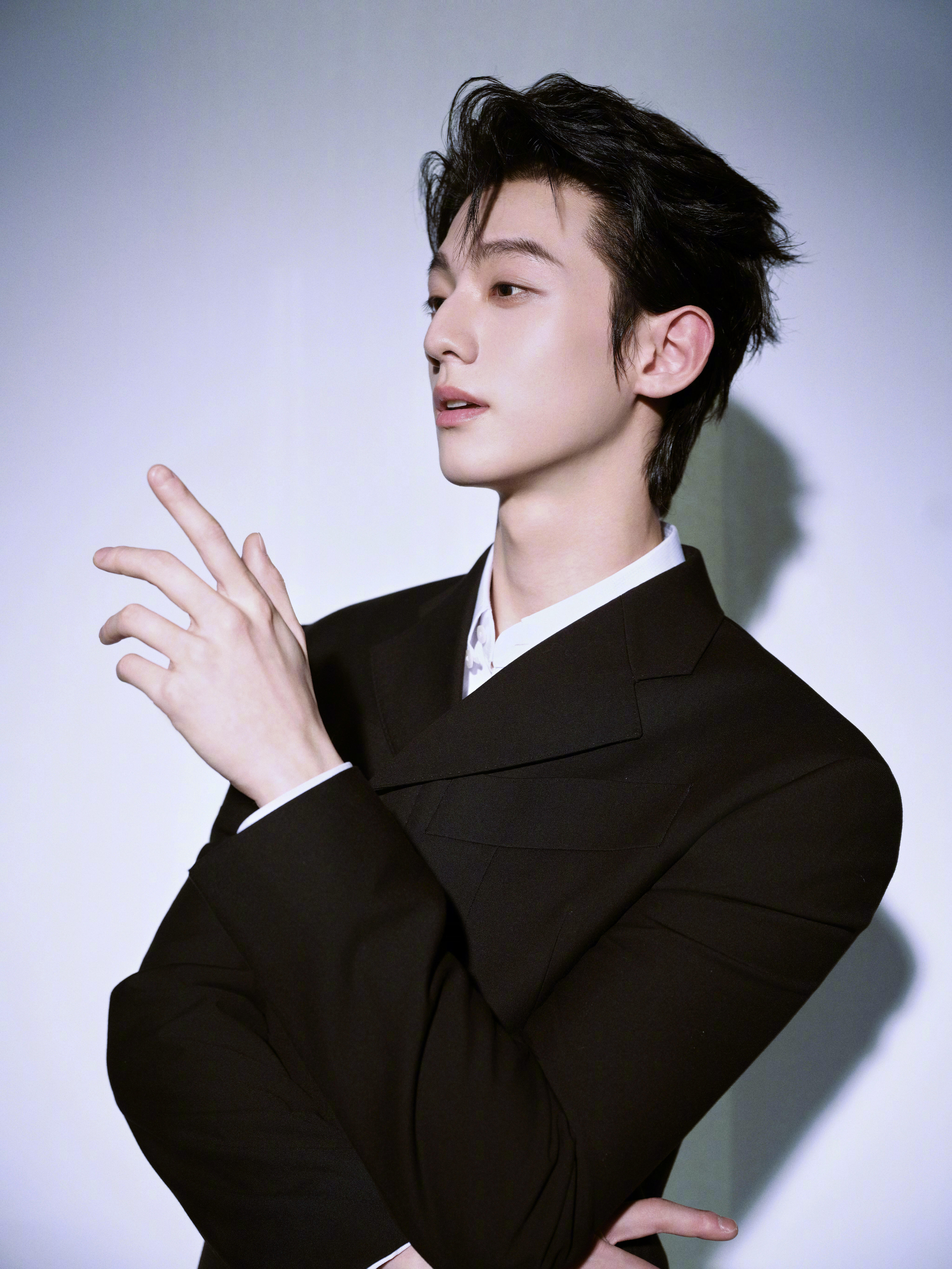 赖伟明黑色系清冷贵公子赖伟明星光大赏look，昨晚第一个获得奖项的小赖老师，身着