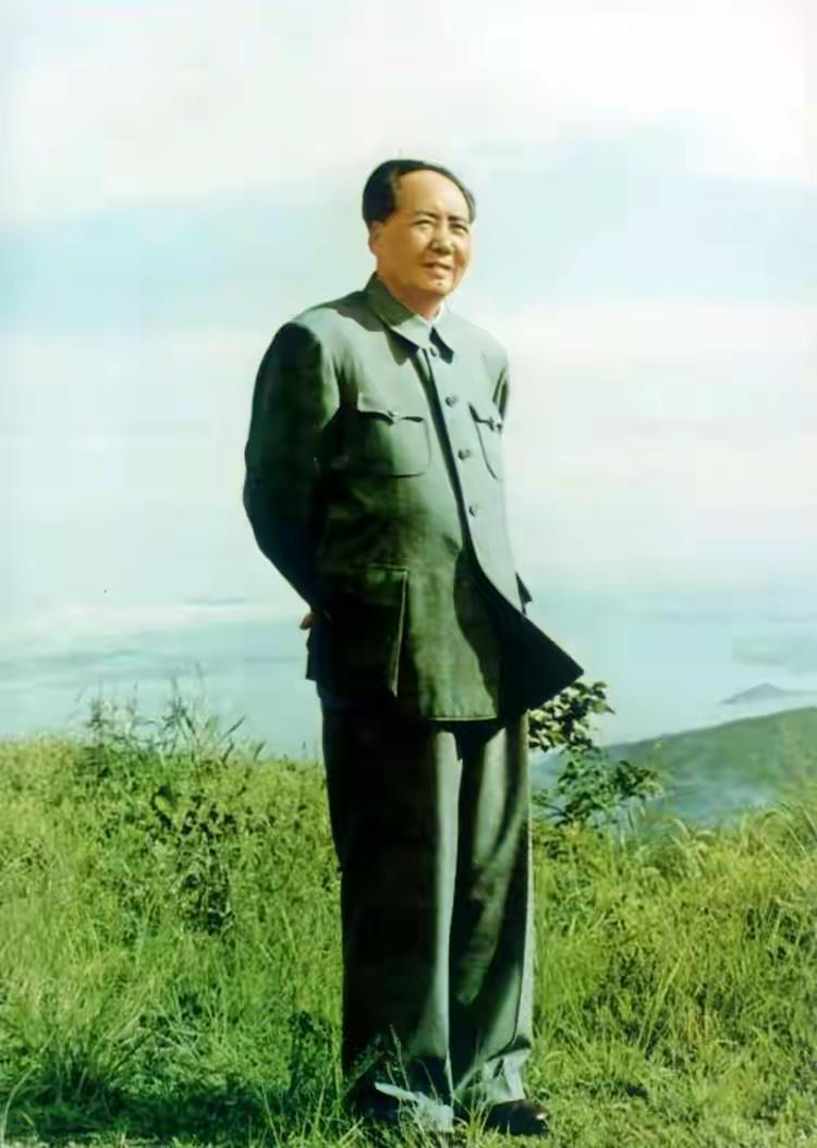 毛主席的帅，一半是风骨，一半是诗魂
 
我们总以“伟人”定义毛主席，这称谓厚重却