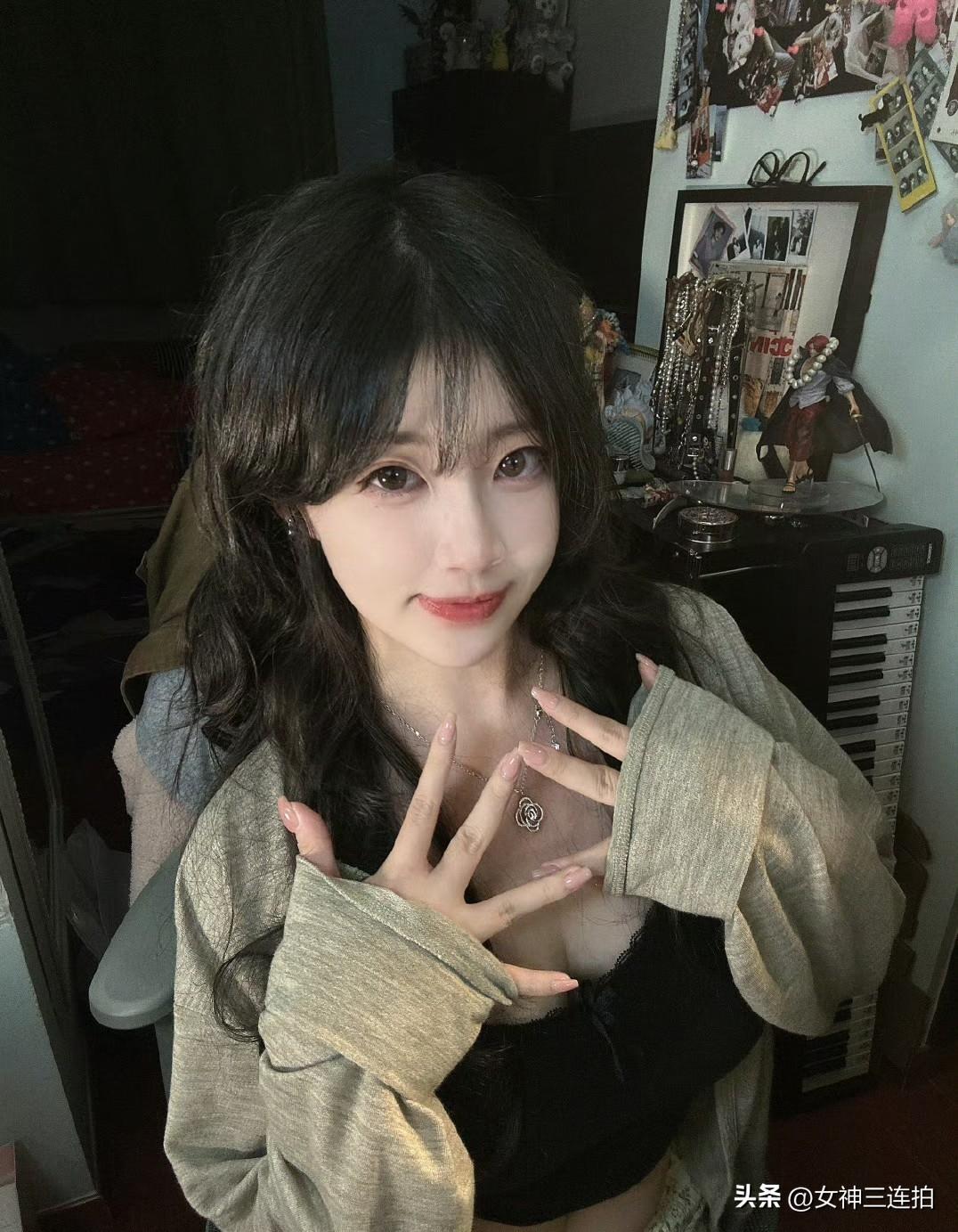 元气少女自拍，微笑比心，元气满满的一天！😊💖✨