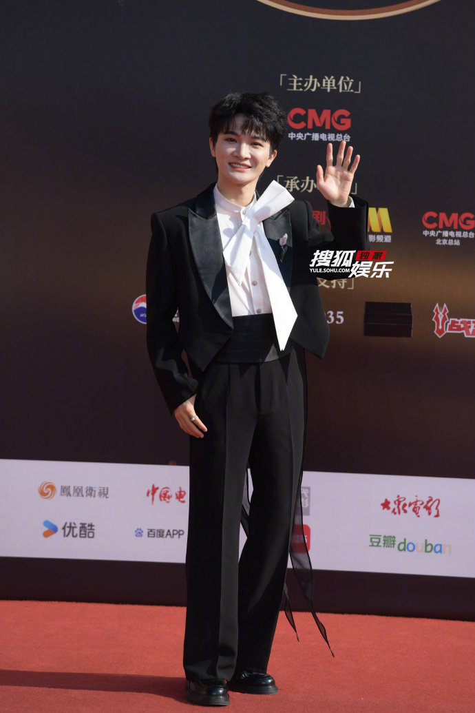 周深胸前好大一个蝴蝶结 周深CMG中国电影盛典红毯 周深CMG中国电影盛典红毯，