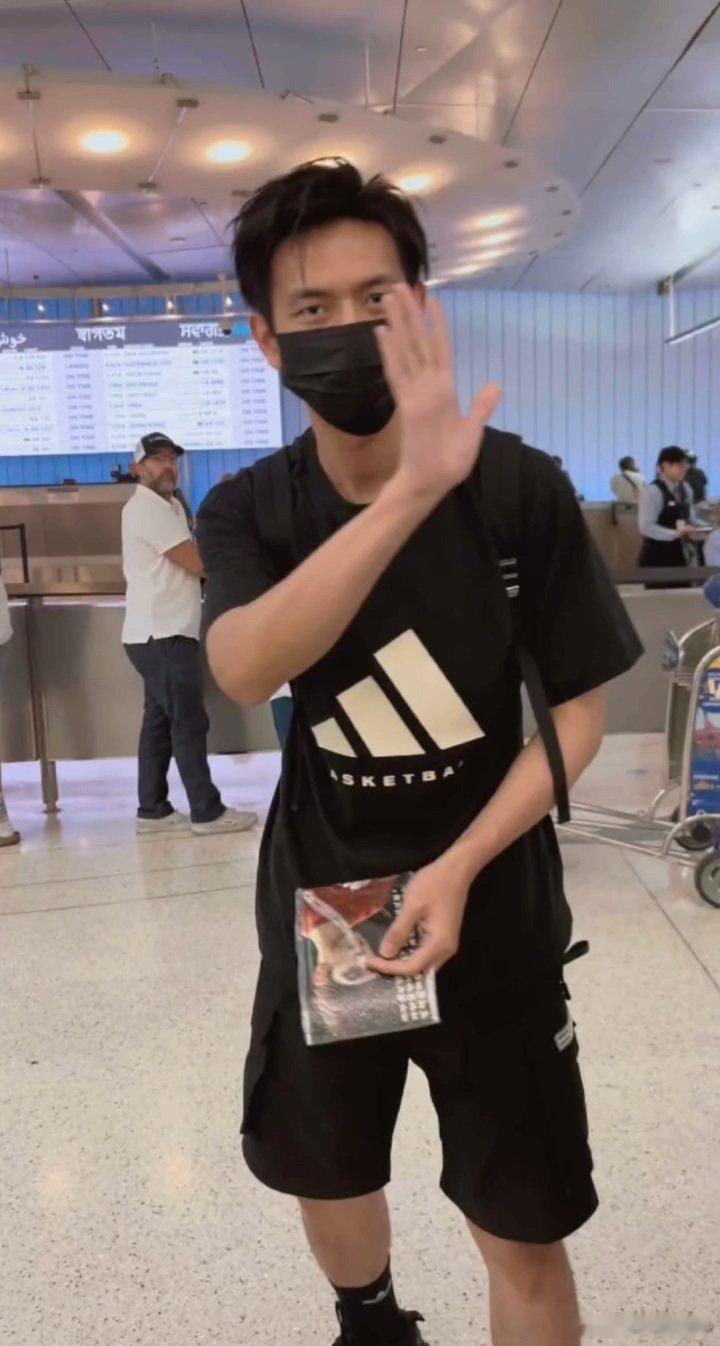李现洛杉矶到达李现洛杉矶机场look李现洛杉矶到达！大帅哥一身黑色T恤，机场lo