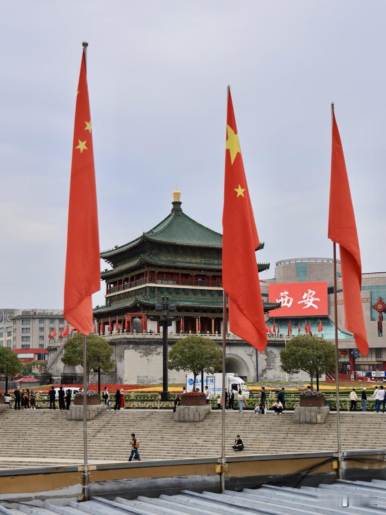 一面红旗，一抹中国红，一腔热血，祝祖国生日快乐 。
祝你国庆愉快，纵豪情迈。
愿