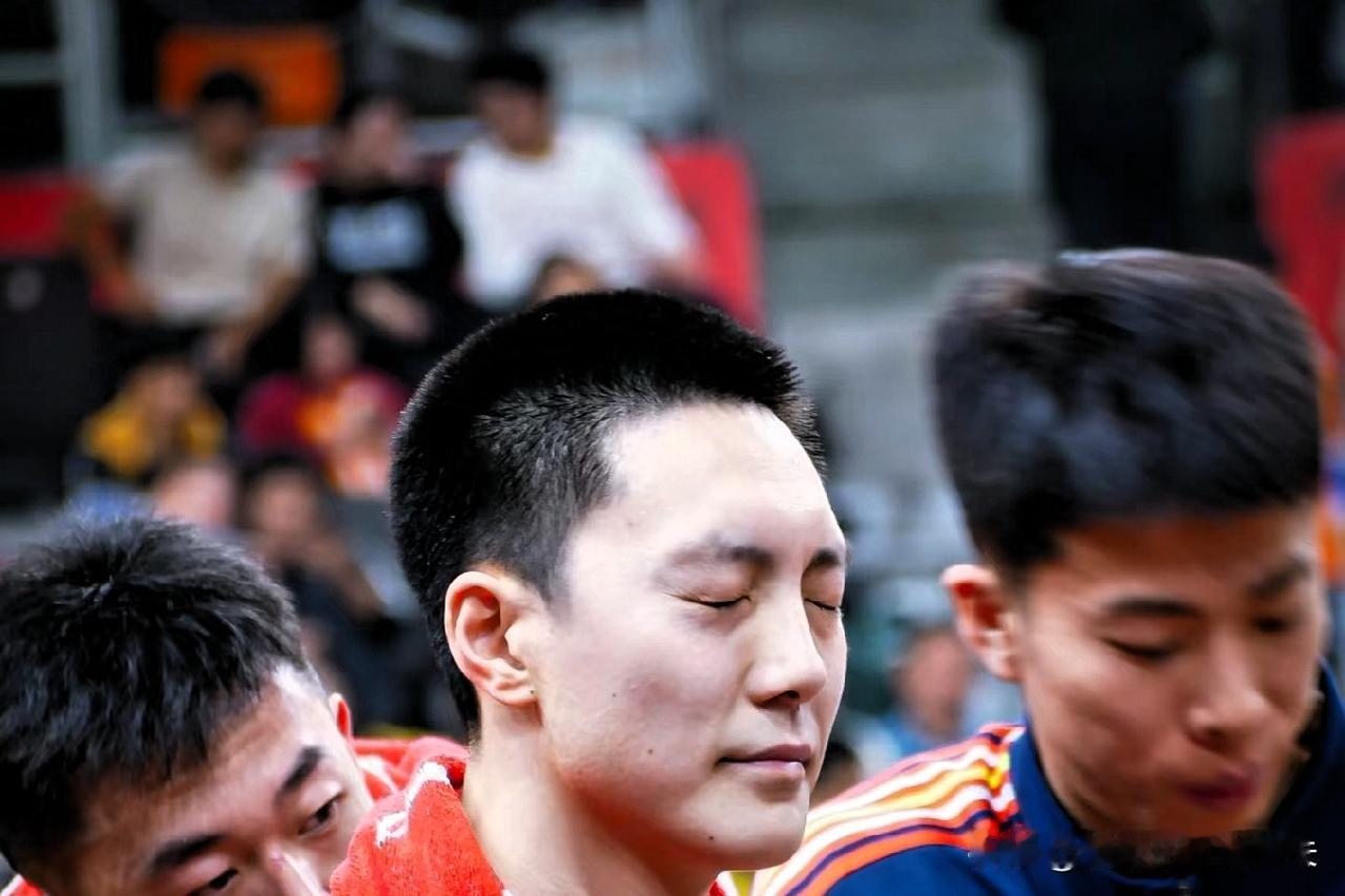 有一说一！别看广东男篮暂居积分榜首，实话实说，打不过广厦和上海，以及全主力出战的