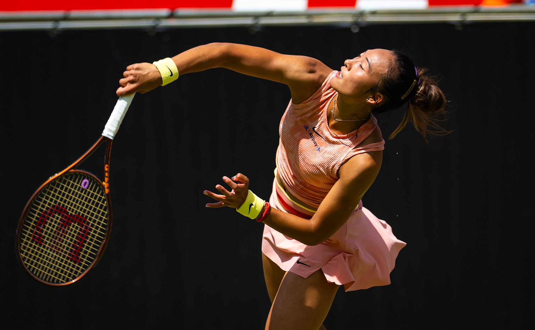 WTA500柏林站女单第二轮，6号种子郑钦文以4-6/4-6不敌捷克好手斯尼亚科