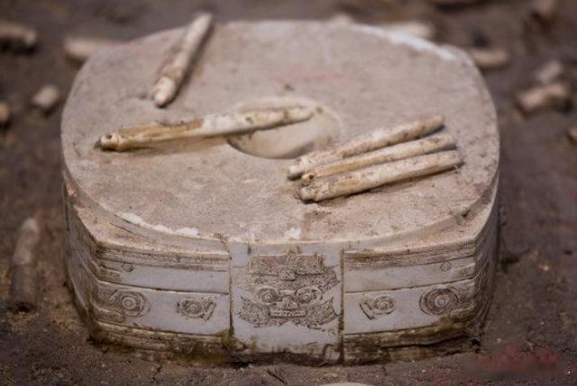 浙江杭州的良渚遗址；测定距离现在5300余年；可是，从汉朝到现在，也总共不过20