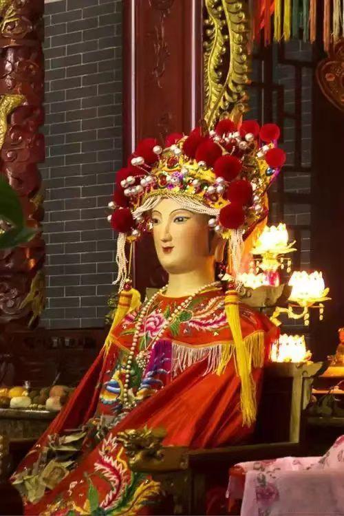 龙母诞是中国汉族民间宗教文化活动，源于秦汉时期对龙母的崇拜，历代帝王多次敕封。诞