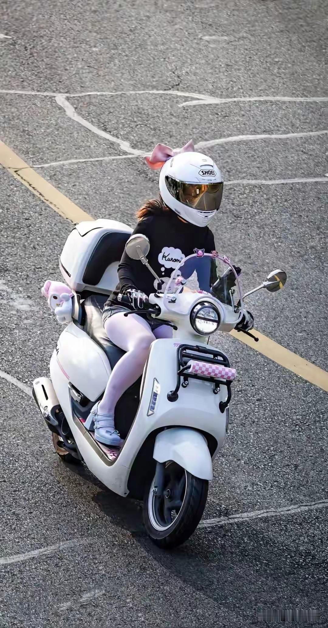 近日机车眼红被打后续来了，
白衣大姐手打骨折了，
机车网红黑丝姐头盔被干碎了，