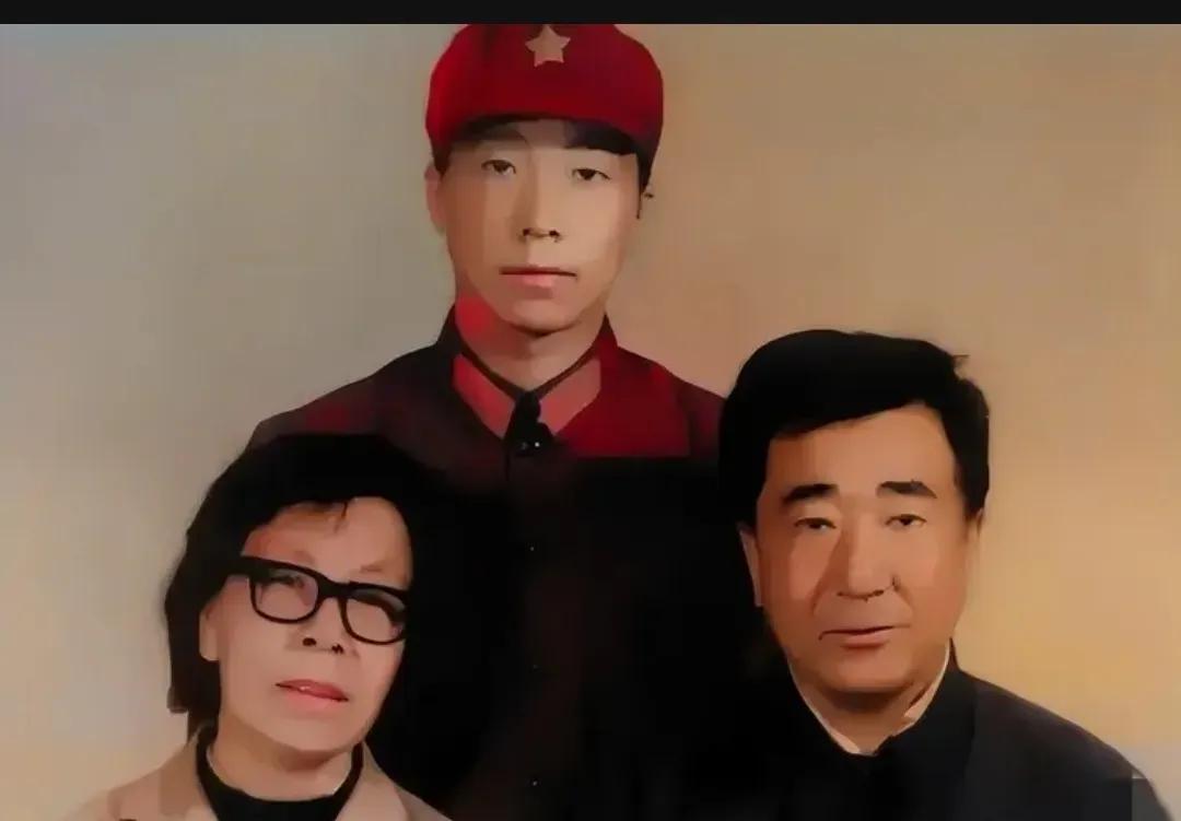 1983年，一名刚入伍的新兵，留下了这一张合影。

照片里的他站在队伍右侧，军帽