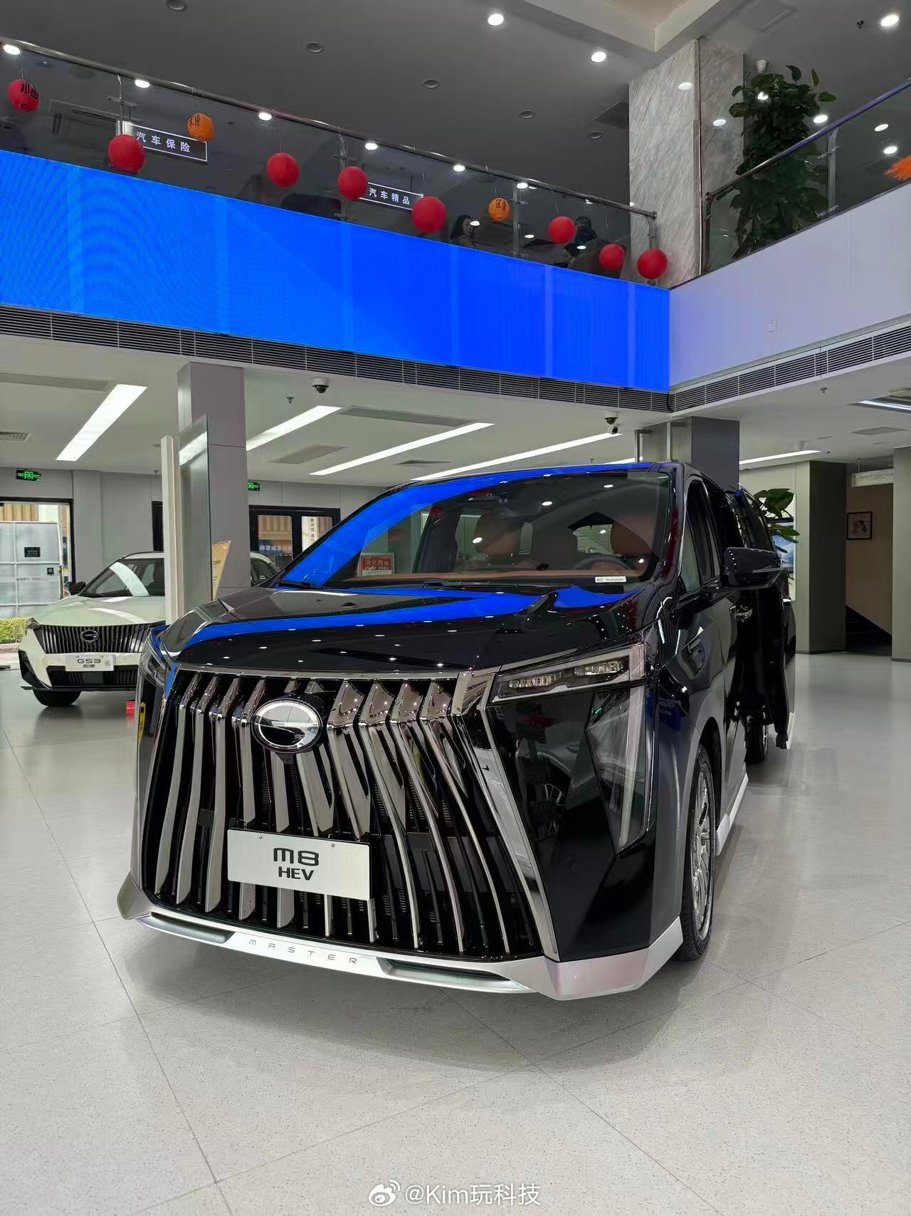 第三排座椅也能电动调节靠背，全家出行坐谁都舒服。 