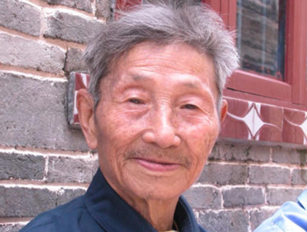 1979年，一位老人为了证明自己是老红军，不顾危险在北京拦下一辆军官的车，眼看大