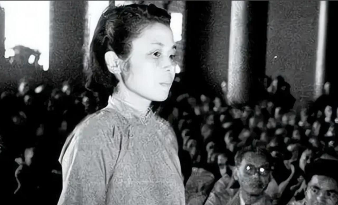 1940年，一名军统女特务冒死救下一位地下党。11年后，她落入我党手中，却只说了