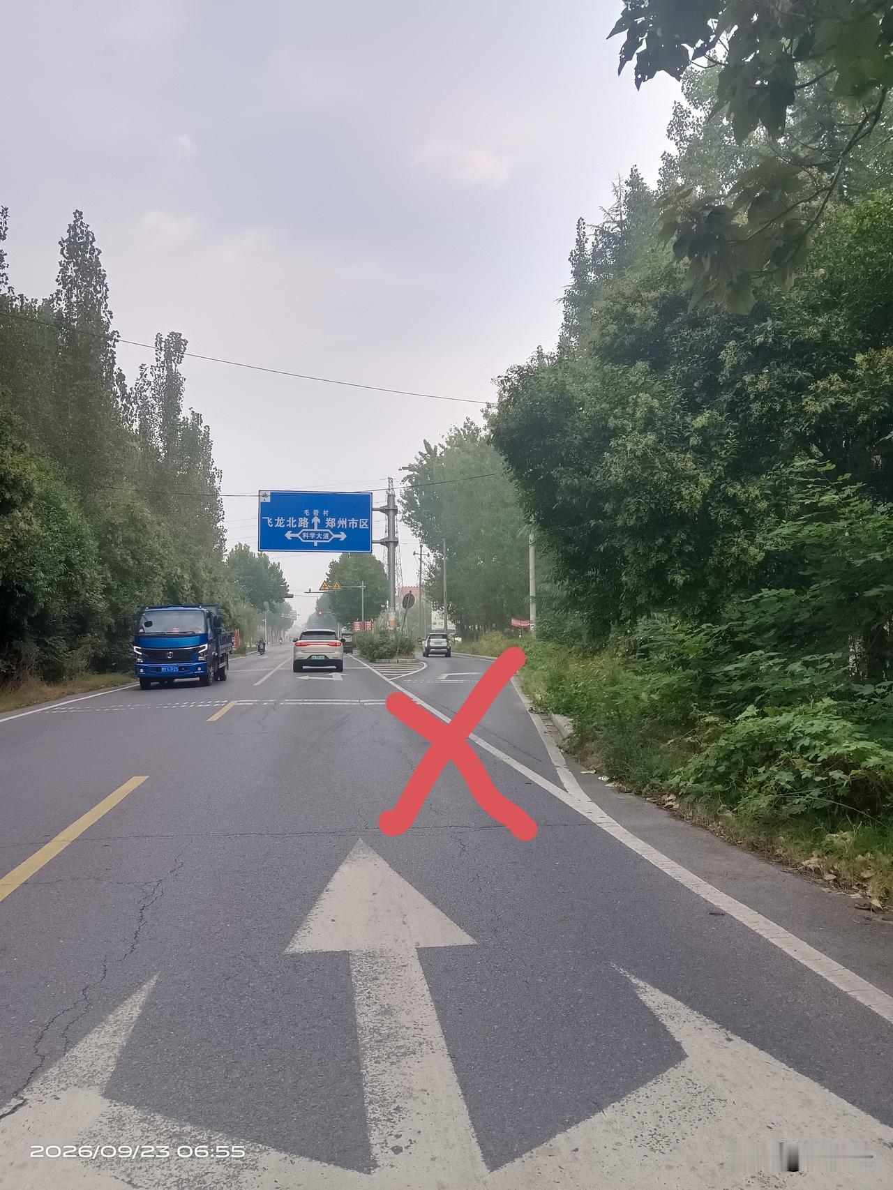 尊敬的道路管理部门：
桃贾路自南向北与科学大道交叉口，右转专用车道入口施划白色实