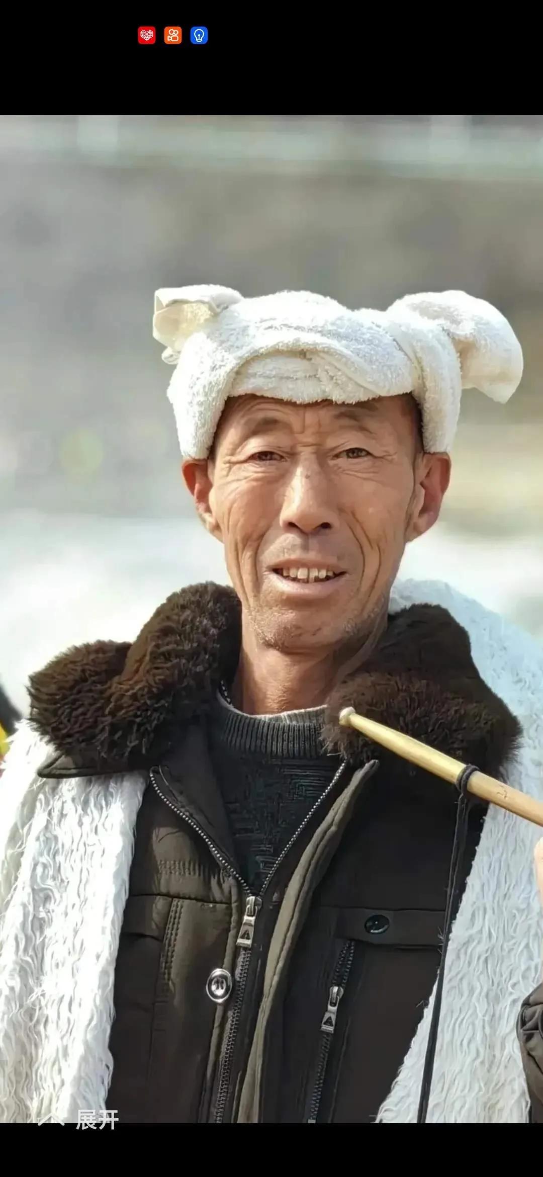 冀中白毛巾，扎在后面。

陕北白毛巾，扎在前面。

冀中的白毛巾，是日子。
风沙