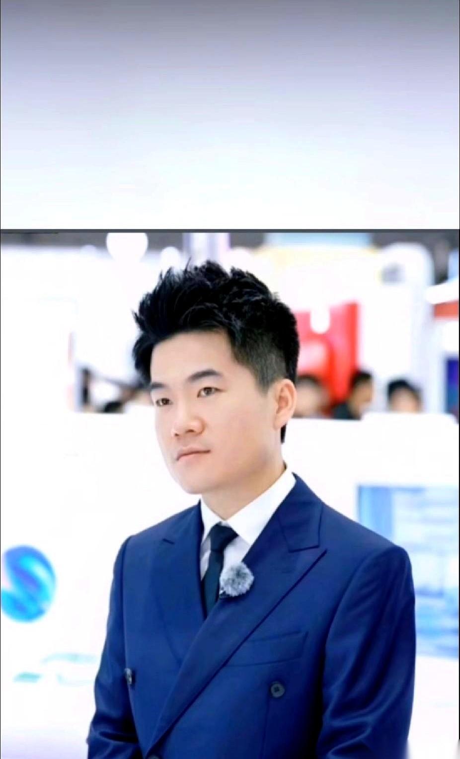 签了。
就在西安，第二届中欧班列国际合作论坛上，董宇辉代表“与辉同行”签了个“一