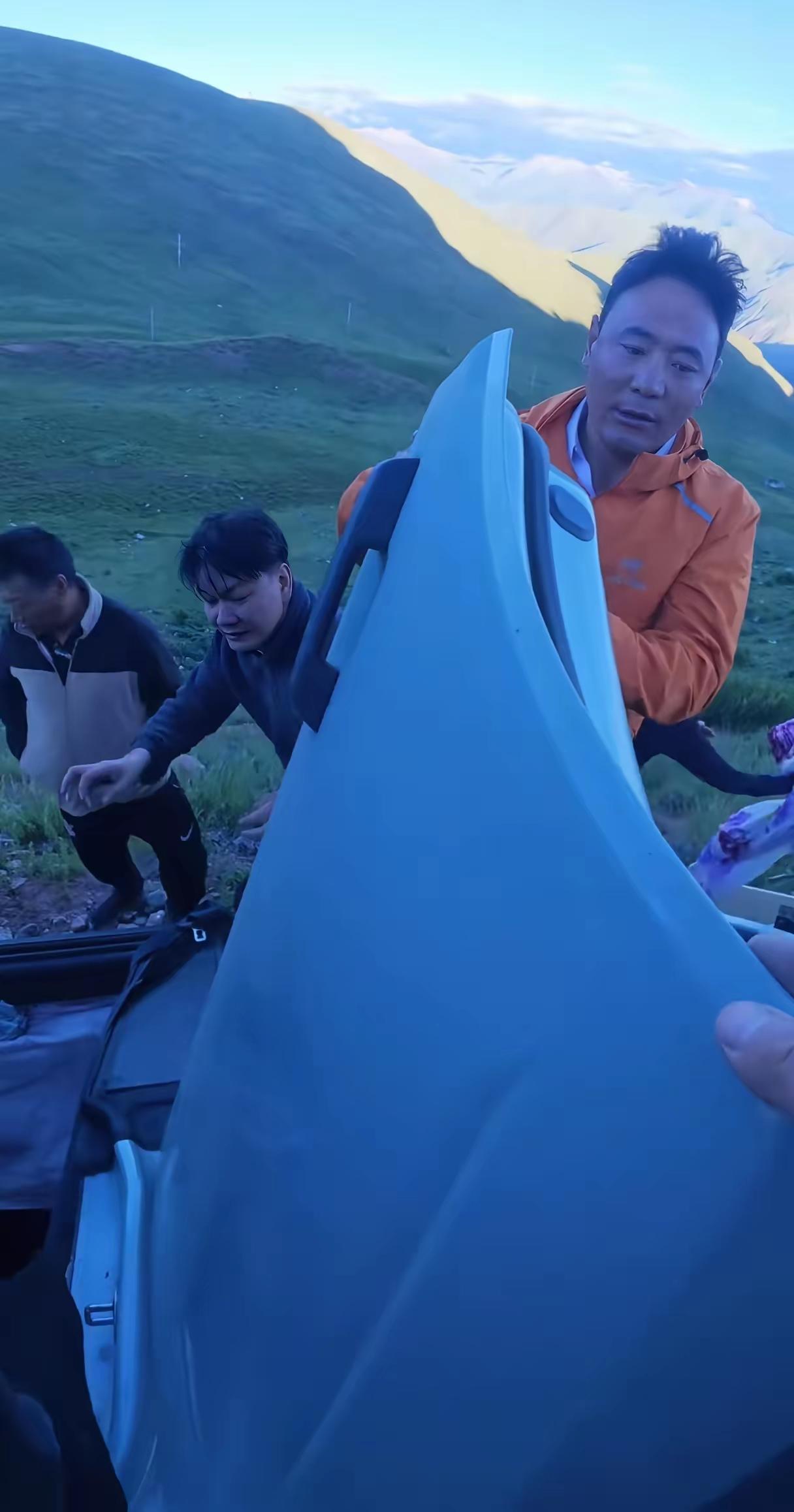 泪目了！一个在西藏自驾游的男子在孜珠寺刷牙，突然看到一辆越野车坠崖了！

西藏孜