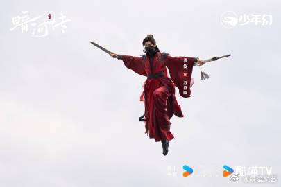 眼睛离开屏幕 脑子尽是龚俊，现在闭眼就是苏暮雨执伞而来的画面，龚俊把清冷感和危险