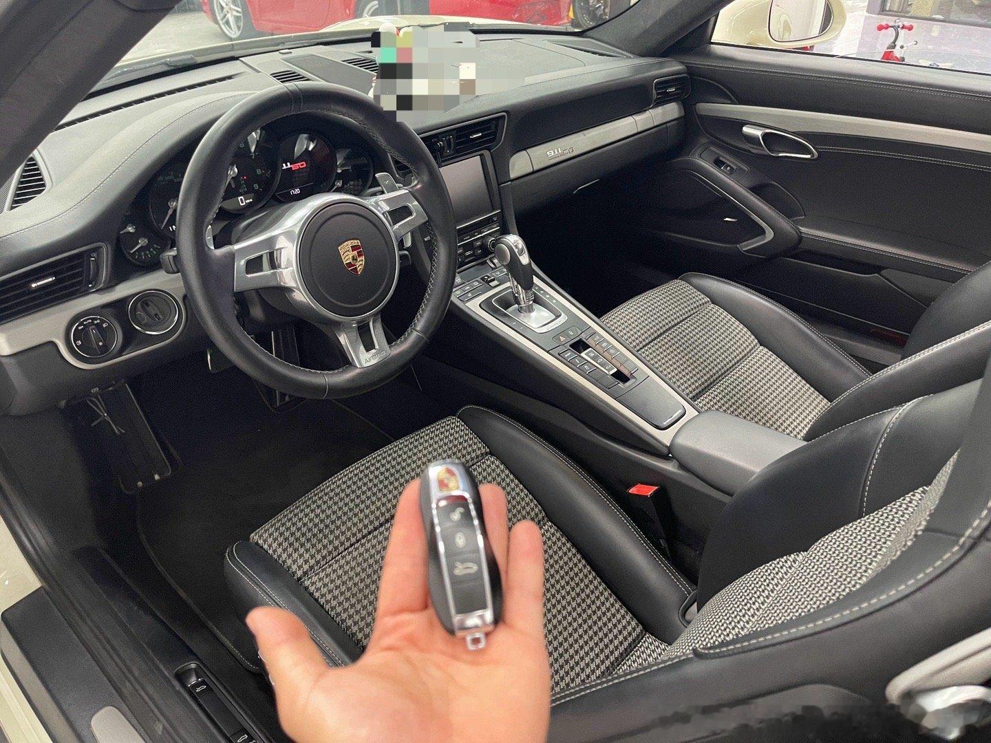 保时捷911  50周年限量版 。二手车行情精品、小里程的和23年992 差不多