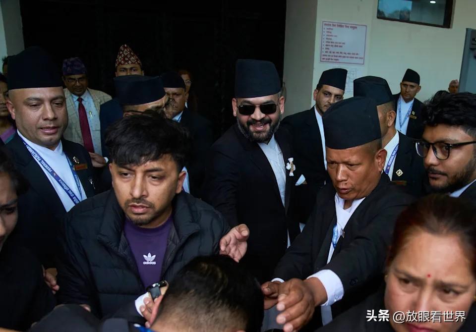 尼泊尔最年轻总理
特意选12:34时宣誓就职，
14:15准时入驻新办公室！
