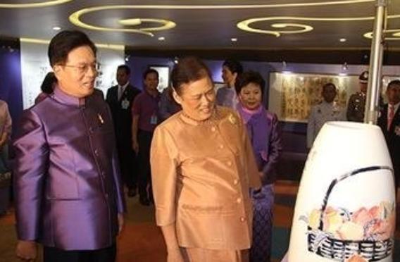 “港独”分子张信燕逃到泰国，也没能保住自己。她前往中国驻泰国大使馆续签护照，结果