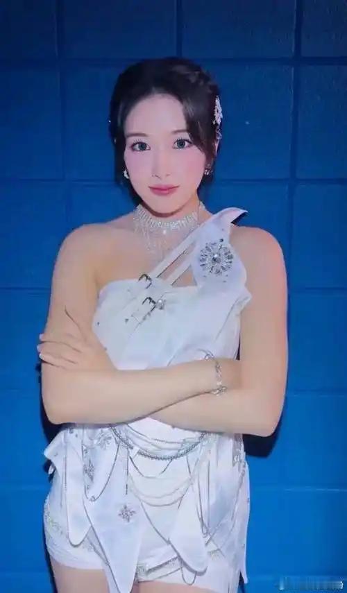 4月23日，有娱乐博主曝出说唱歌手黄一鸣与陌生女子深夜牵手同回公寓的视频，疑似出