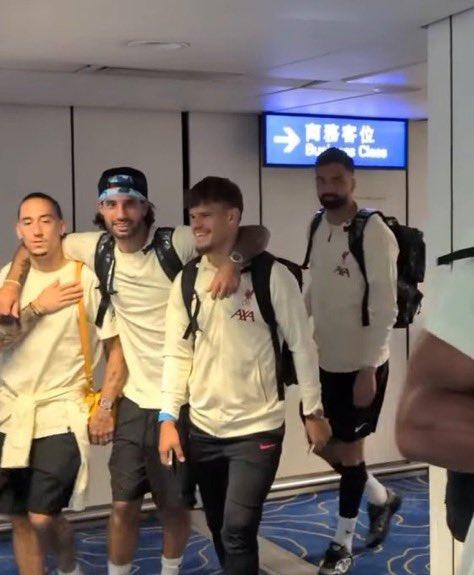 利物浦全队抵达香港 利物浦开启亚洲行 据利物浦著名媒体DaveOCKOP的报道，
