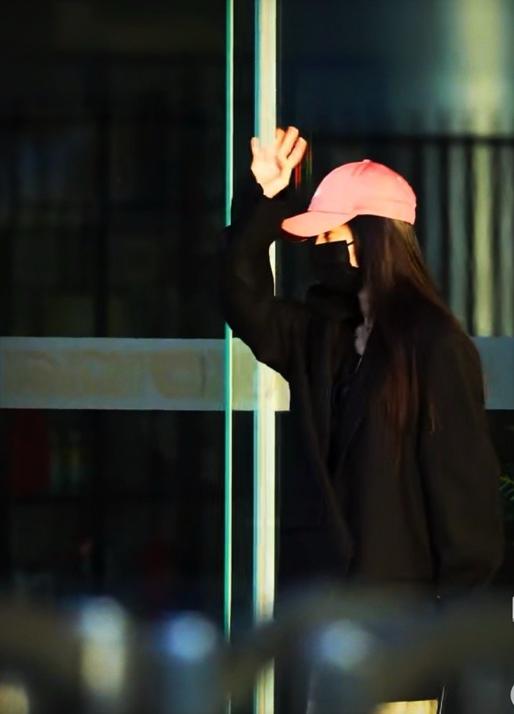 爆光啦！杨幂出发横店进组《江山大同》，粉色棒球帽状态超绝，已经开始期待新角色了！