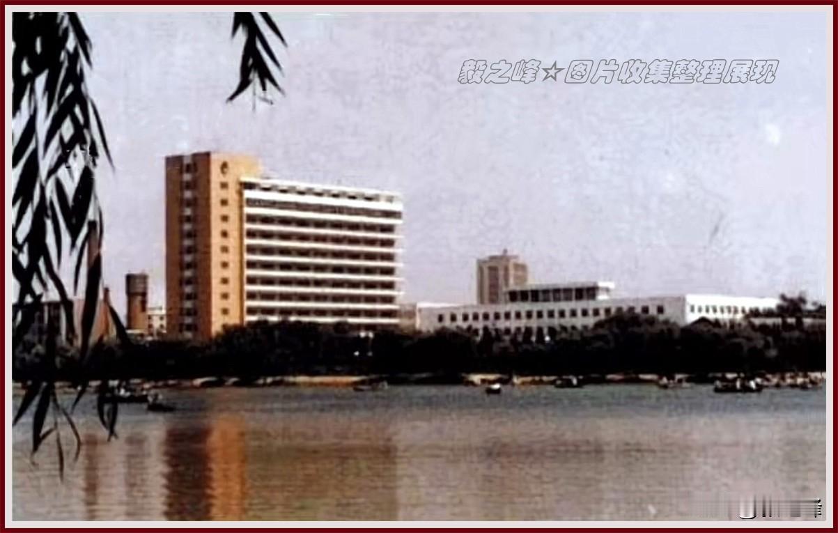 分享图片分享呼市话“结擦”你知道普通话怎么说吗？
呼和浩特八十年代街景旧照片 这
