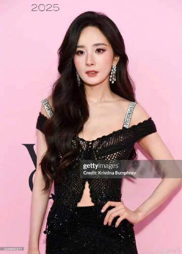 Ulyana Sergeenko 2025 春夏高定系列黑色镂空裙装搭配 CL 