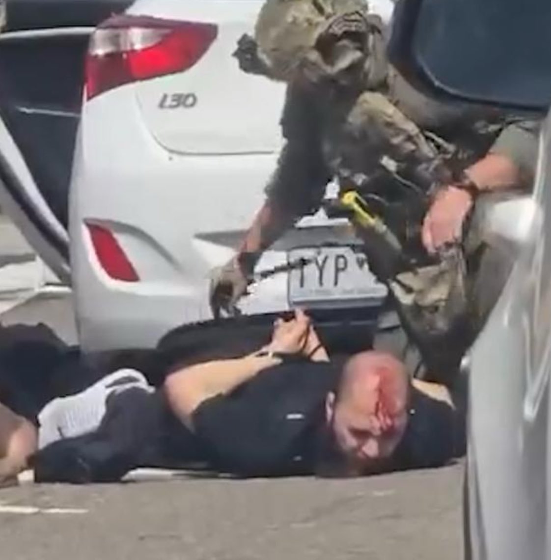 突发新闻：全副武装的澳大利亚警方刚刚拦截了一起可能发生在邦迪海滩的后续圣战恐怖袭