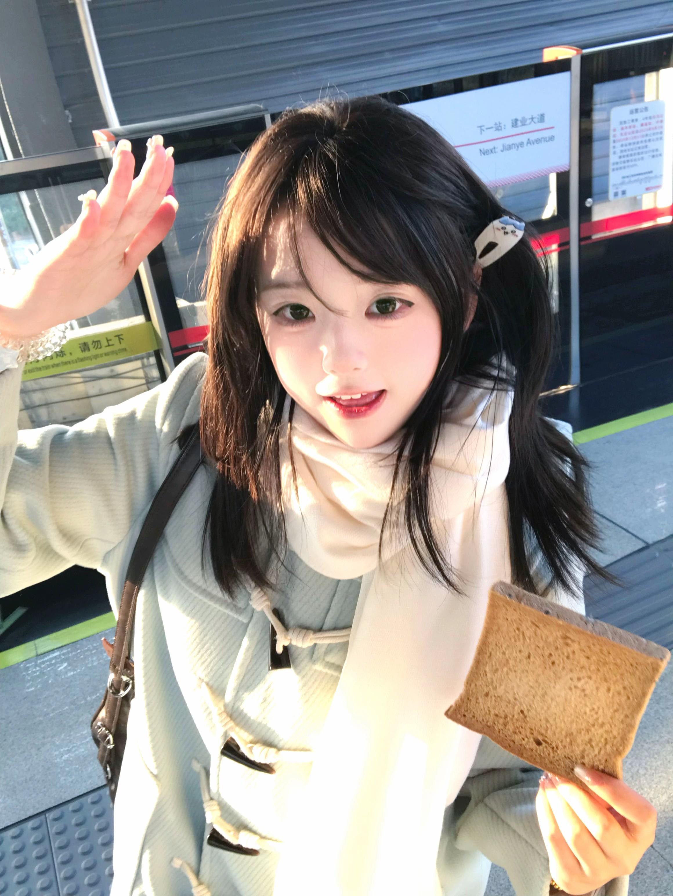 存一些冬日感jk拍照姿势✨。冬天怎么能不穿日系大衣呢！！给宝宝们一些冬...