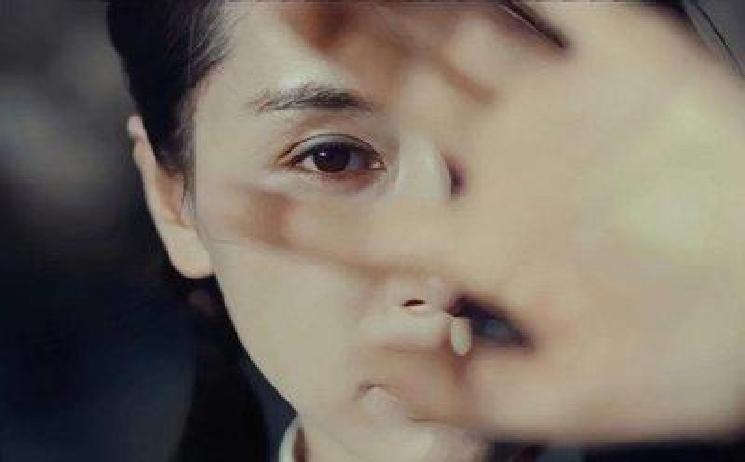 清华大学叶文洁在红岸基地向太空发射信号，八年后竟收到神秘警告”。但她不仅没停手，