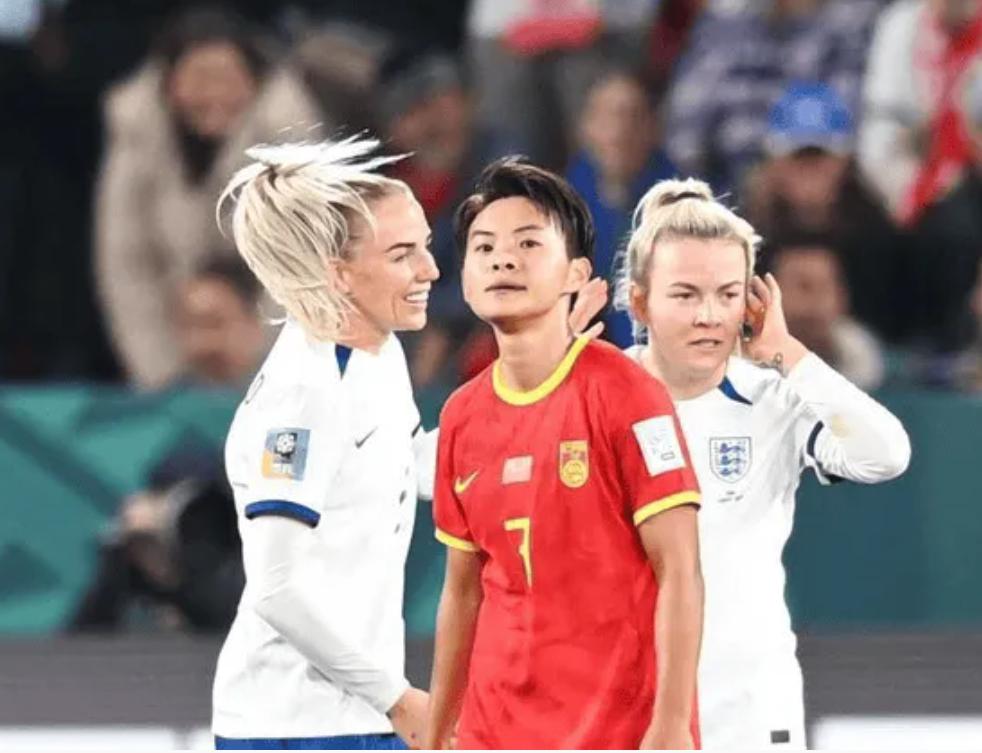 王霜发自肺腑的“恶言”能否敲醒中国足协？都退了吧！让王霜来主抓中国足球的发展，或